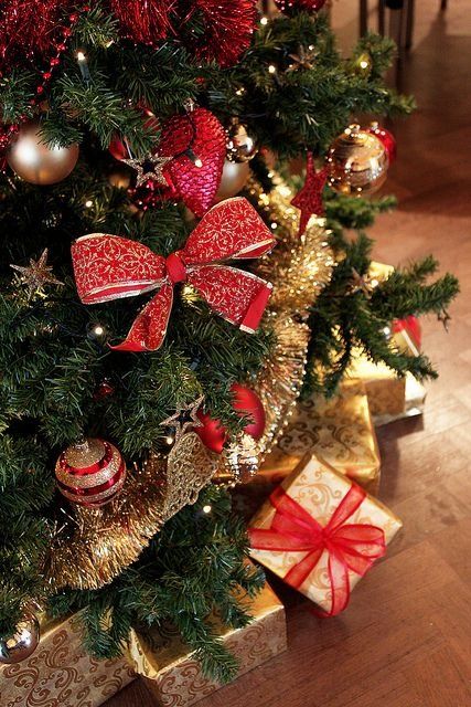 25 Beautiful Red And Gold Christmas Decor Ideas